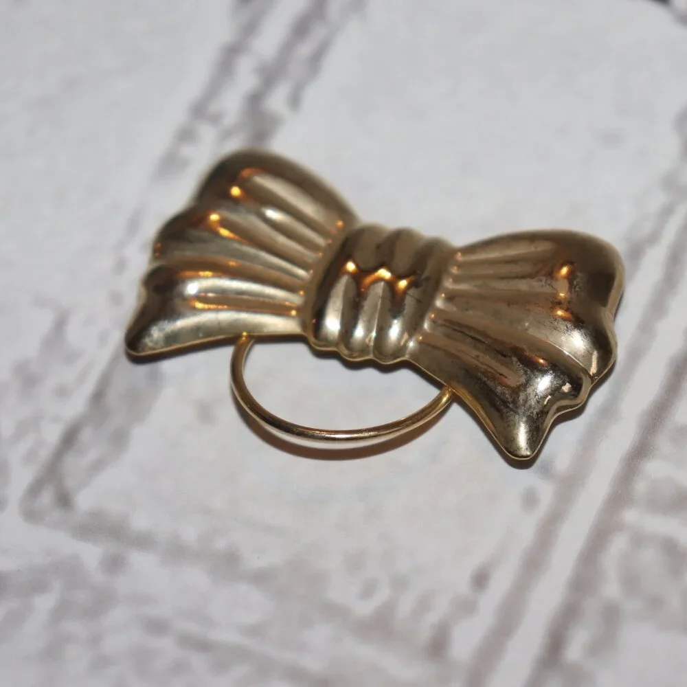 Beautiful vintage gold Bow scarf clip 2.25